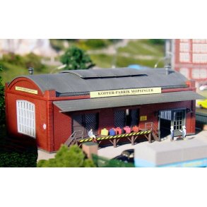 Piko HO 61833 Kuffert fabrik Mopsinger. ‎Dimensioner: 210 x 150 x 90 mm‎. Byggest