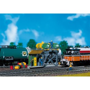 Faller HO 120145 Diesel lokomotiv tankstation.  Dimensioner: 105 x 35 x 65 mm.