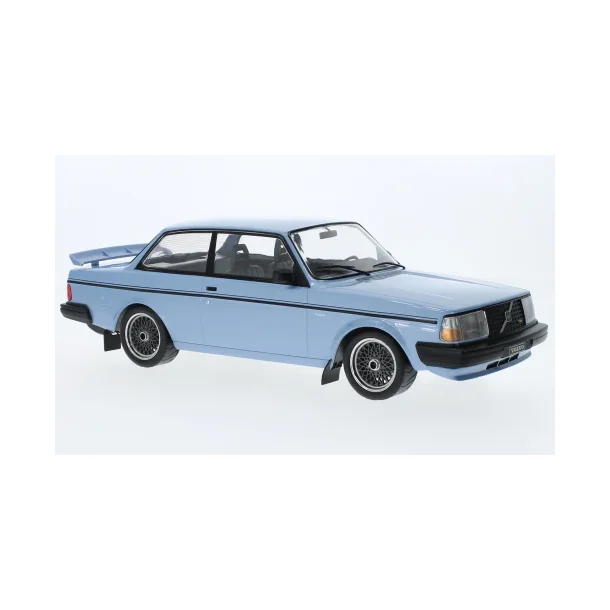 IXO CMC090.22 Volvo 240 Turbo lysebl rgang 1986. Skala 1:18