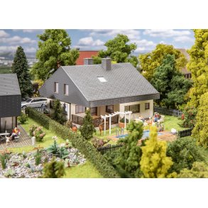 Faller HO 130644 Bungalow med pladetag 134 x 121 x 92 mm.