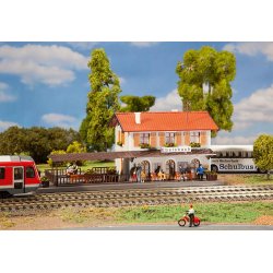 Faller HO 131380 station Ebelsbach. &lrm; Dimensioner:&lrm; 220 x 110 x 105 mm.