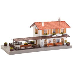 Faller HO 131380 station Ebelsbach. &lrm; Dimensioner:&lrm; 220 x 110 x 105 mm.