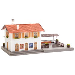 Faller HO 131380 station Ebelsbach. &lrm; Dimensioner:&lrm; 220 x 110 x 105 mm.
