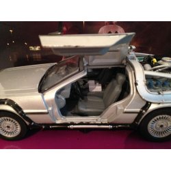 Welly 22443 Back To The Future 1 Delorean Time Machine metal bygget skala.1:24