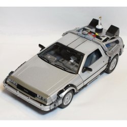 Welly 22441 Back to the Future II Delorean Time Machine. Skala 1:24 metal bygget
