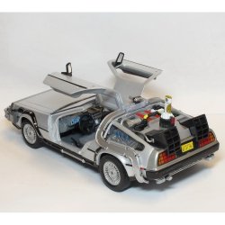 Welly 22441 Back to the Future II Delorean Time Machine. Skala 1:24 metal bygget