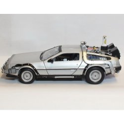 Welly 22441 Back to the Future II Delorean Time Machine. Skala 1:24 metal bygget