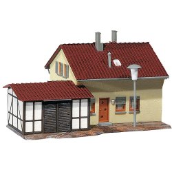 Faller HO 131358 familiehus med carport. &lrm;Dimensioner:&lrm; 127 x 114 x 75 mm.