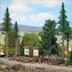 Busch HO 1856  6 grantrer i tre hjder danner en lille hjskov med levested for dyr og planter.