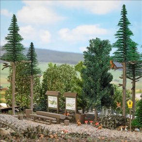 Busch HO 1856  6 grantrer i tre hjder danner en lille hjskov med levested for dyr og planter.