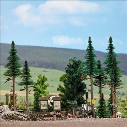 Busch HO 1856  6 grantrer i tre hjder danner en lille hjskov med levested for dyr og planter.