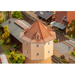 Faller HO 191747 Freilassing Vandtrn patineret model. Dimensioner: 143 x 143 x 312 mm.