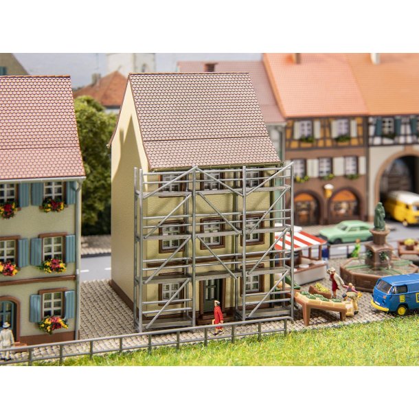 Faller 232175 spor N Gammelt byhus med stillads 52 x 63 x 83 mm.