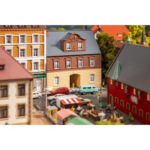 Faller 232178 spor N byhus med drive-thru 93 x 88 x 101 mm.