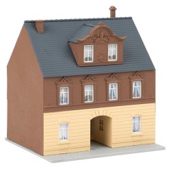 Faller 232178 spor N byhus med drive-thru 93 x 88 x 101 mm.