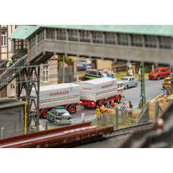 M�rklin  47412 DB fladvogn Rullende Landevej lastet. Lastet med radiostyret MB 1620 lastbil med anh�nger. Nyhed 2026
