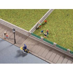 Auhagen HO/TT 42559 &lrm;Forreste have hegn, dele af v�gge&lrm;. Samlet l�ngde 480 mm.