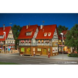 Vollmer HO 43637 Gasthof zur Post med LED-belysning.