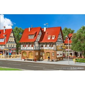 Vollmer HO 43637 Gasthof zur Post med LED-belysning.