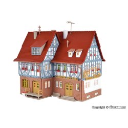 Vollmer HO 43637 Gasthof zur Post med LED-belysning.