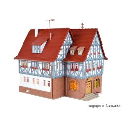 Vollmer HO 43637 Gasthof zur Post med LED-belysning.