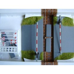 Busch 6021 HO jernbane overskring uden elektrisk drev med vejfyldere og vejskilte.