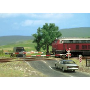 Busch 6021 HO jernbane oversk�ring uden elektrisk drev med vejfyldere og vejskilte.