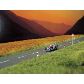 Busch HO/TT 6033 Landevej  66 mm bred, 1 m lang, med laterale gr�nselinjer og midterstrimler.