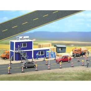 Busch HO 6036 Asfalt vej med gule vejmarkeringer. 66 mm bred, 1 m lang. Selvklbende og fleksibel.