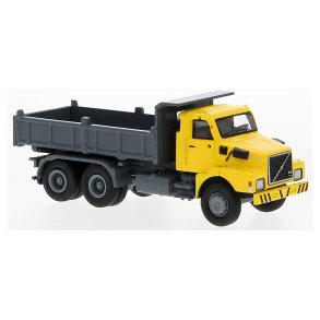 Brekina HO 85654 Volvo N 10 med tiplad lysegul/gr rgang 1980. Nyhed 2023