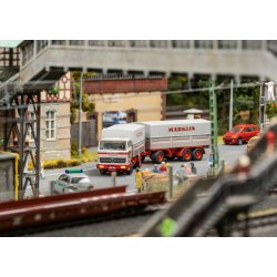 M�rklin  47412 DB fladvogn Rullende Landevej lastet. Lastet med radiostyret MB 1620 lastbil med anh�nger. Nyhed 2026
