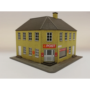 Hobbytrade HO HT87208 Hjrnebygning 2 etager med posthus og gule sten byggest. 135 x 135 x 120 -mm.