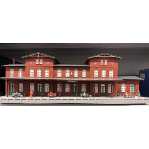 Auhagen HO 11380 banegrd Neupreuen frdig samlet. Inkl figurer Brugt i flot stand Se billederne