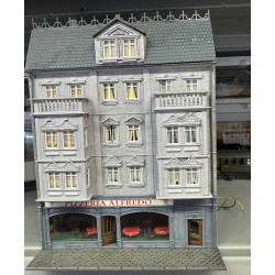 Pola HO 111 frdigsamlet byhus med pizzeria Indbygget lys Brugt Stand se billeder