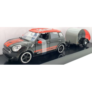 Motor max 79762 MINI COOPER Countryman S med r�d og sort T-Caravan. Skala 1:24
