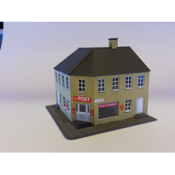 Hobbytrade HO HT87208 Hjrnebygning 2 etager med posthus og gule sten byggest. 135 x 135 x 120 -mm.