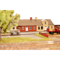 Hobbytrade HO 87223 Laserskret dansk byhus med kvist og butik. Gule mursten med fortov. Byggest