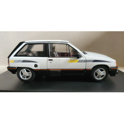 Whitebox 124239 Opel Corsa A SR �rgang 1985 hvid skala 1:24