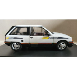Whitebox 124239 Opel Corsa A SR �rgang 1985 hvid skala 1:24