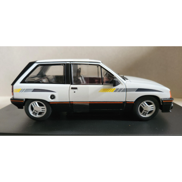 Whitebox 124239 Opel Corsa A SR �rgang 1985 hvid skala 1:24