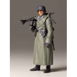 Tamiya 36306 ANDEN VERDENSKRIG TYSK MASKINGEVRSKYTTE (GREATCOAT) skala 1:16