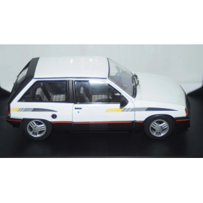 Whitebox 124239 Vauxhall Corsa A SR �rgang 1985 hvid skala 1:24