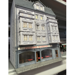 Pola HO 111 frdigsamlet byhus med pizzeria Indbygget lys Brugt Stand se billeder