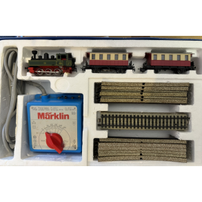 M�rklin 2900 starts�t med KLVM damplok og 2 personvogne trafo/styrboks samt skinne oval
