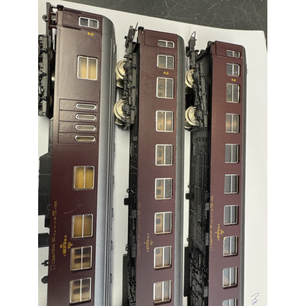 Lot 4 Lima HO DSB personvogne 3 stk. Den ene vogn har et hul i taget Brugt stand Slges som defekt 