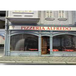 Pola HO 111 frdigsamlet byhus med pizzeria Indbygget lys Brugt Stand se billeder