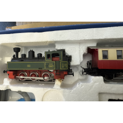 Mrklin 2900 startst med KLVM damplok og 2 personvogne trafo/styrboks samt skinne oval