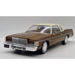 Whitebox 124261 Dodge Monaco Royal �rgang 1977 skala 1:24 