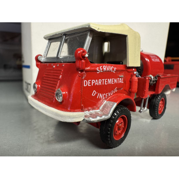 Solido die cast 444 Renault 4x4 brandbil brugt med brugspor Leveres i plastik kasse skala 1:43