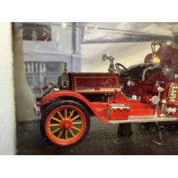 Signature models 32347 American lafrance fire dumper �rgang 1921 emballage med brugs spor Bilen er i ny stand. Skala 1:32